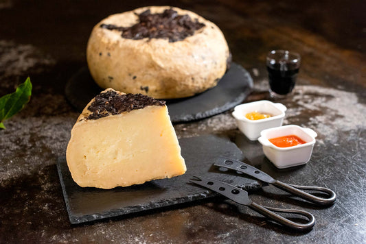 Pecorino affinato in vinacce di uve merlot